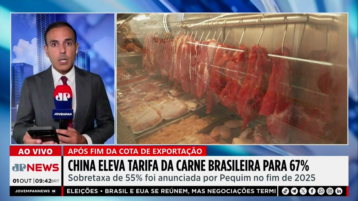 A Jovem Pan News anchor reports live that the 55% tariff announced by China raises the total tariff on Brazilian meat to 67% following the end of the export quota, with footage of meat displayed at a butcher shop accompanying the segment.