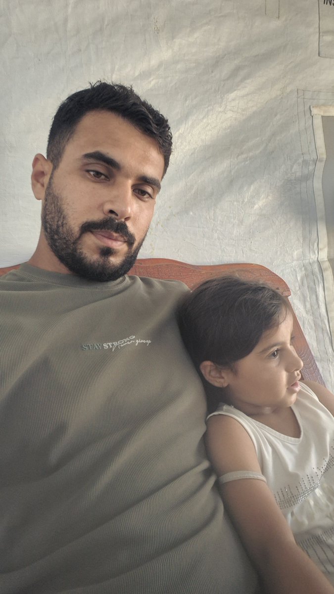 AbdallahQasem97's tweet photo. "Misk asked me for bananas. They are available in the markets and within reach—for only $10. But I didn't buy them. I didn't buy them not because I didn't want to, but because I couldn't afford them. My heart is breaking." https://t.co/oMvW0J2J4y