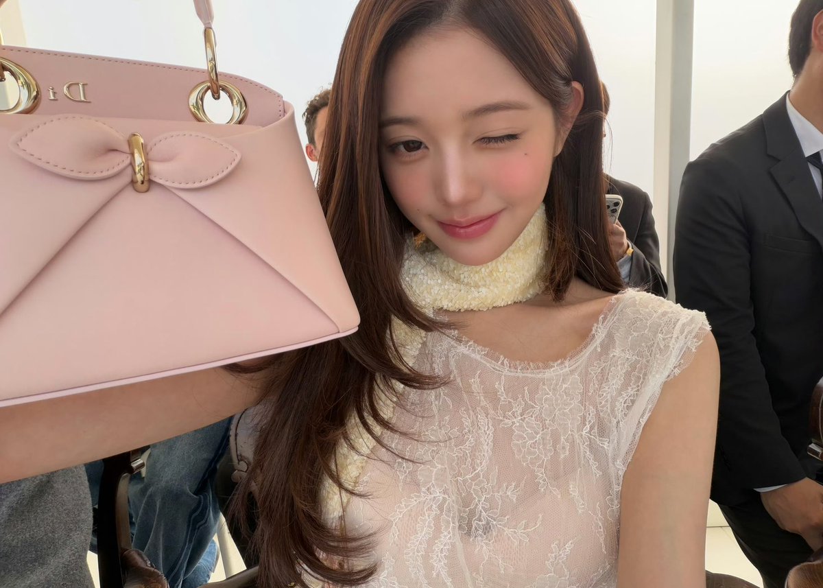 wolgwang03's tweet photo. Wonyoung’s noble grace perfectly embodies Dior’s timeless romantic French beauty.

WONYOUNG IN DIOR
#WonyoungDiorSummer27
#JANGWONYOUNG
#WONYOUNG
#DiorSummer27 @Dior https://t.co/FywQ3Ve3Wq