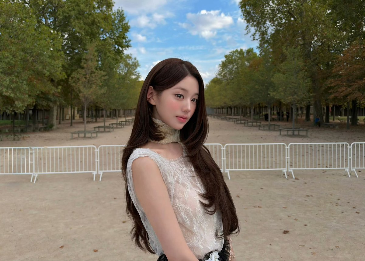 wolgwang03's tweet photo. Wonyoung’s noble grace perfectly embodies Dior’s timeless romantic French beauty.

WONYOUNG IN DIOR
#WonyoungDiorSummer27
#JANGWONYOUNG
#WONYOUNG
#DiorSummer27 @Dior https://t.co/FywQ3Ve3Wq