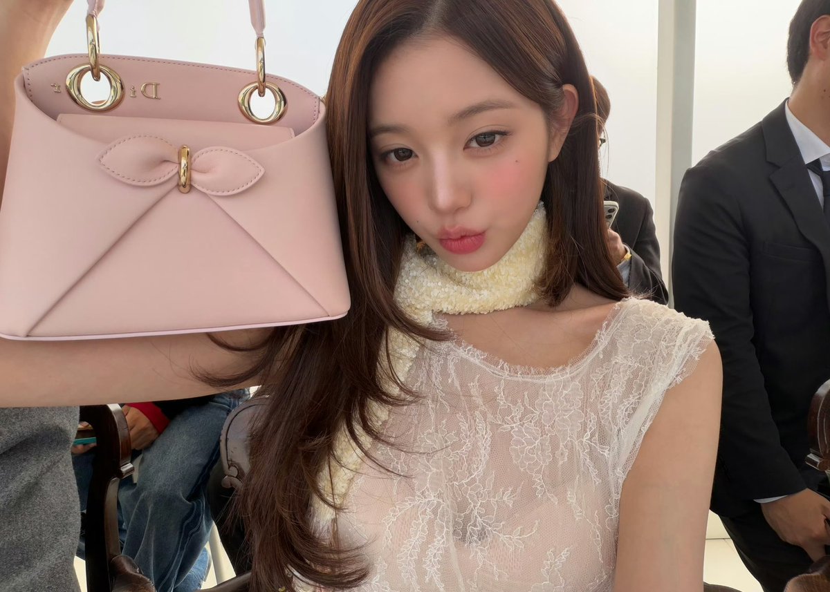 wolgwang03's tweet photo. Wonyoung’s noble grace perfectly embodies Dior’s timeless romantic French beauty.

WONYOUNG IN DIOR
#WonyoungDiorSummer27
#JANGWONYOUNG
#WONYOUNG
#DiorSummer27 @Dior https://t.co/FywQ3Ve3Wq
