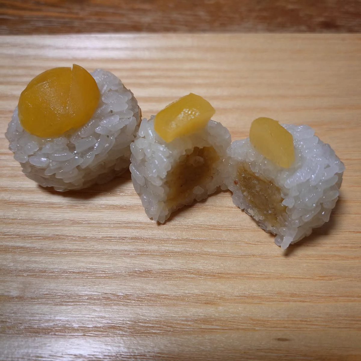 hirohikoasai's tweet photo. 伊勢名物「赤福」@akafuku.official の"朔日餅"買ってみたよ✨
10月は"栗餅"🌰
まろやかな栗餡（あん）がもち米で包まれ、その上に栗の甘露煮🌰がのってます😋
口の中にほんのり秋が来ました🌾🍁🍂
#赤福 #朔日餅 #栗餅
               https://t.co/7UWYMNWxZn https://t.co/oh4QY4EuMN