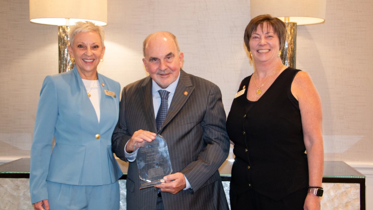 OHSupremeCourt's tweet photo. 👨‍⚖️ A longtime Perry County Municipal Court judge received the Thomas J. Moyer Award for Judicial Excellence at the Ohio Judicial Conference annual meeting.
Read about it ➡️ https://t.co/7VFOSqDPoR https://t.co/cVsFqiQQ8b