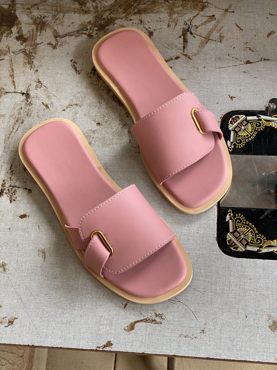 oc_shoes's tweet photo. @yankeeplug_ My name is ifeanyi,owner of oc_shoes.
I produce quality hand made footwears which includes shoes,slides,mules,sandals etc. for both male and female.
Location is nnewi,anambra state. Nationwide delivery .First frame 30,000|Second frame 14,000|Third frame 24,000 |4th frame 45,000. https://t.co/wVCM9S1kO3
