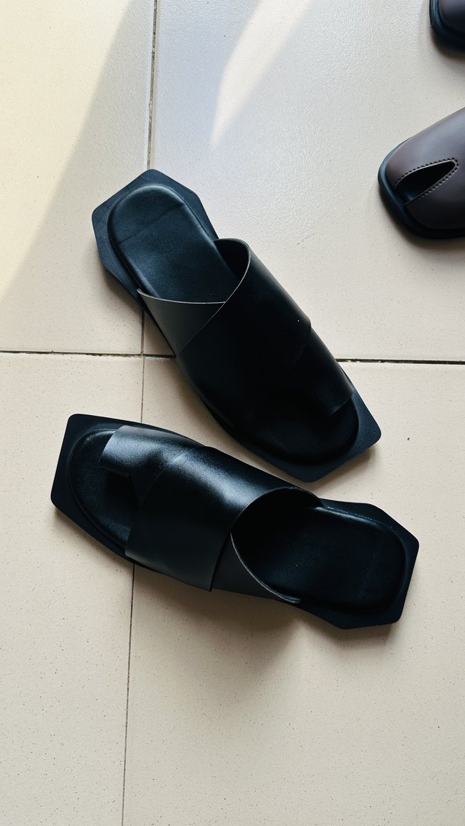 oc_shoes's tweet photo. @yankeeplug_ My name is ifeanyi,owner of oc_shoes.
I produce quality hand made footwears which includes shoes,slides,mules,sandals etc. for both male and female.
Location is nnewi,anambra state. Nationwide delivery .First frame 30,000|Second frame 14,000|Third frame 24,000 |4th frame 45,000. https://t.co/wVCM9S1kO3