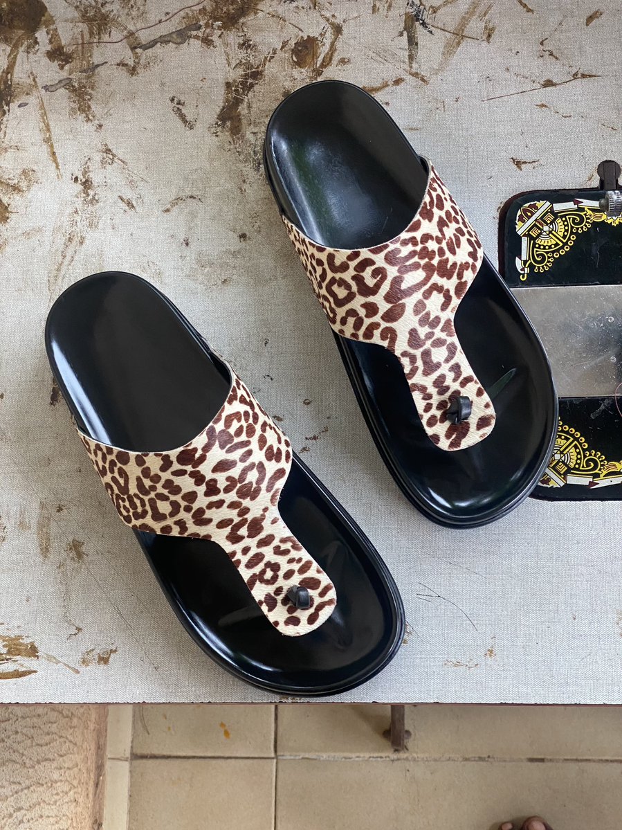 oc_shoes's tweet photo. @yankeeplug_ My name is ifeanyi,owner of oc_shoes.
I produce quality hand made footwears which includes shoes,slides,mules,sandals etc. for both male and female.
Location is nnewi,anambra state. Nationwide delivery .First frame 30,000|Second frame 14,000|Third frame 24,000 |4th frame 45,000. https://t.co/wVCM9S1kO3