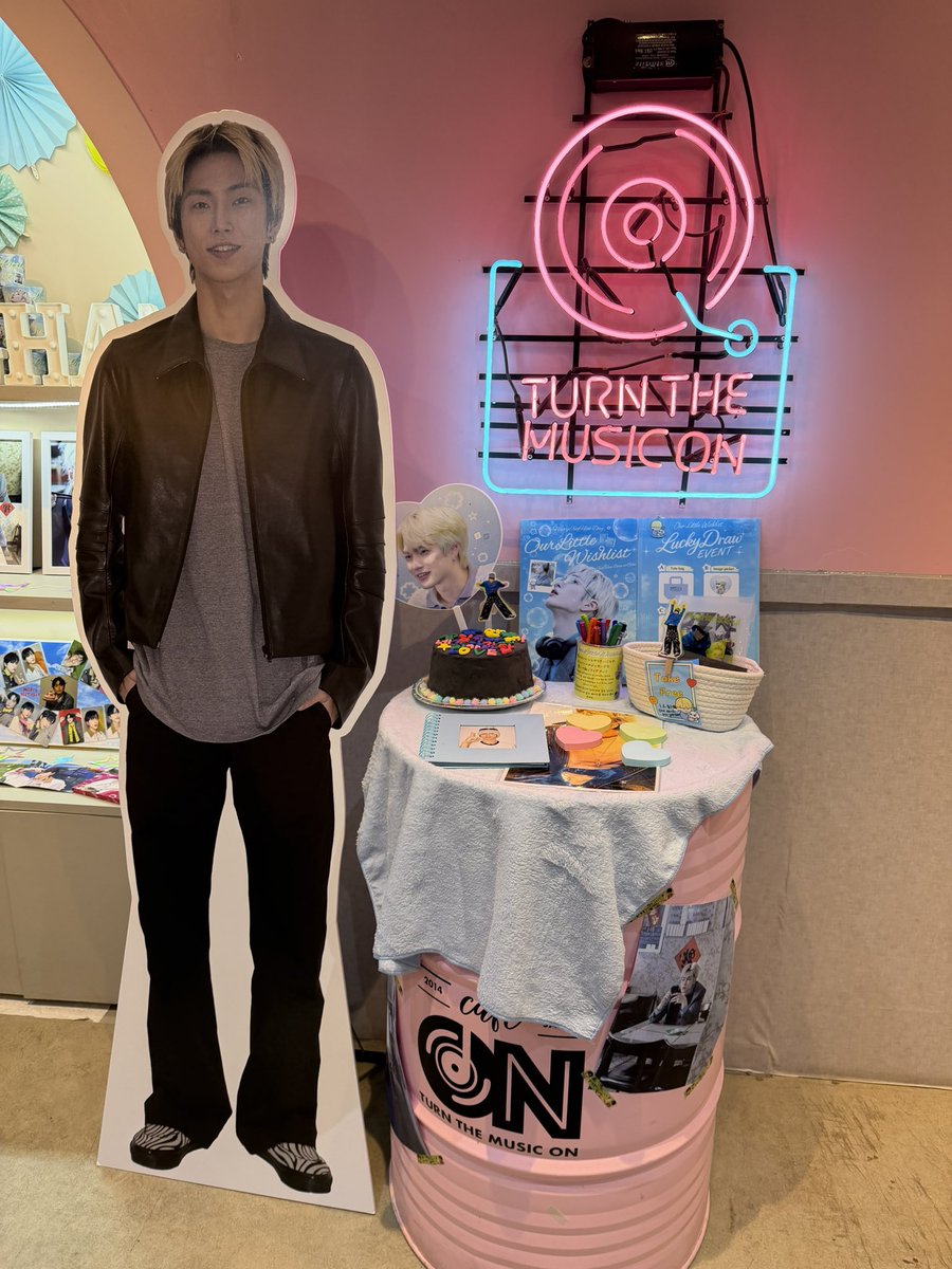Mtake12345's tweet photo. 東京の装飾おわりましたー！是非cafe ONにいらしてください
等身大パネル、ラキドロもあります✨
Wishlistノート📓もあるので是非！書いてください✨
2人に1回の映像リクエストもできます🍀
スンハンのセンイルカフェで素敵なひと時を過ごしてください🕊️
#スンハンに贈るOurLittleWishlist https://t.co/MsD2AgAdU7