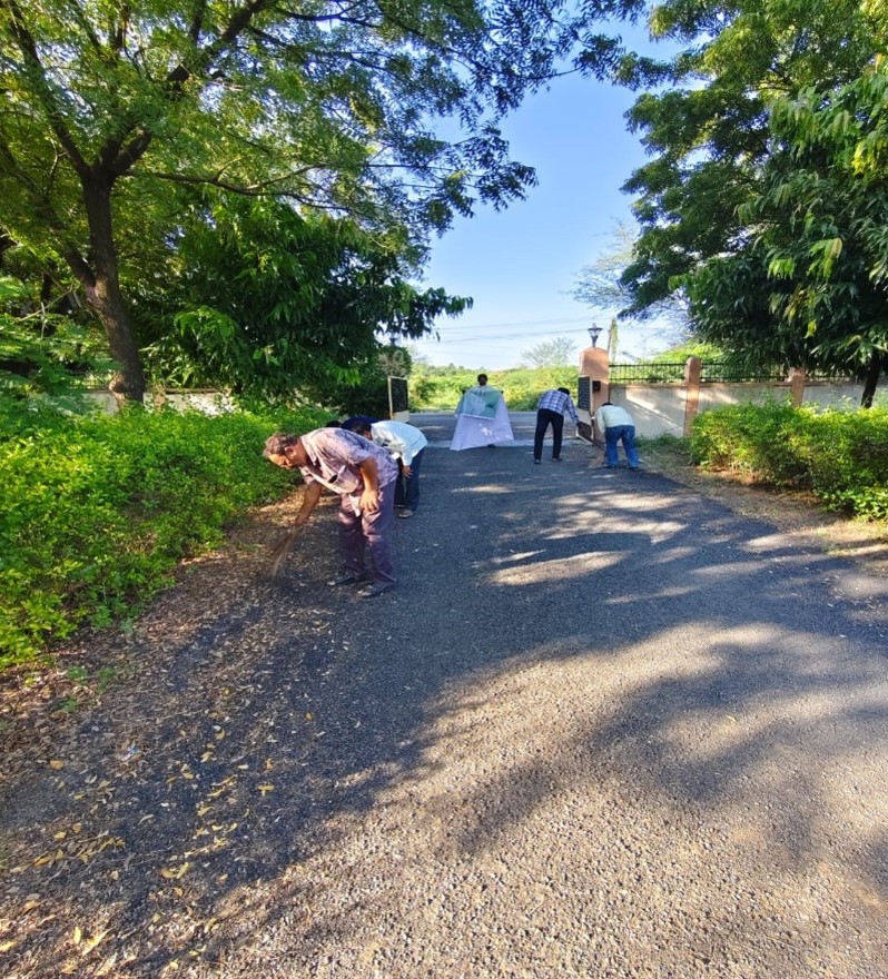 CiahIcar's tweet photo. स्वच्छता ही सेवा–2026 अभियान के अंतर्गत दिनांक 01 अक्टूबर 2026 को भाकृअनुप–केंद्रीय शुष्क बागवानी प्रयोगशाला (ICAR–CHES), वेजलपुर में द्वितीय प्रवेश द्वार के आसपास के परिसर में विशेष स्वच्छता एवं सफाई अभियान आयोजित किया गया। @icarindia https://t.co/8L1213PHLC
