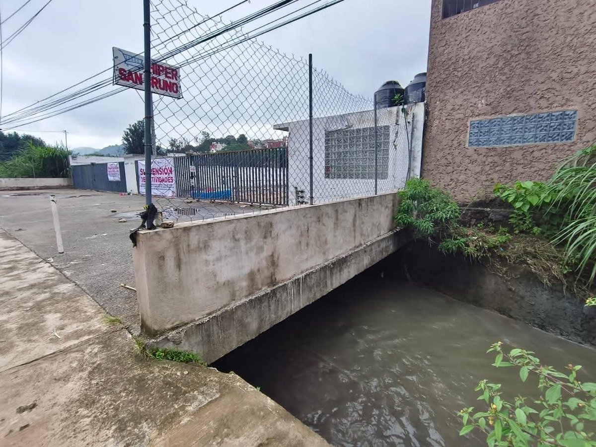 lulu_reportera's tweet photo. Construyeron un almacén sobre un humedal

La fatídica muerte de una joven trabajadora atrapada por el agua al interior del comercio de mercancías chinas Híper San Bruno no fue consecuencia impredecible de una tormenta atípica, sino el resultado directo de una negligencia administrativa y omisión oficial perpetrada desde el propio Ayuntamiento de Xalapa. 
El pasado lunes 28 de septiembre, las fuertes precipitaciones que se registraron en la capital de Veracruz, provocaron el desbordamiento de ríos y arroyos de respuesta rápida, entre ellos el que alimenta a la presa de San Bruno. 
Documentos en poder de Excélsior revelan que las autoridades de Desarrollo Urbano municipal avalaron la construcción y el cambio de uso de suelo para este complejo de 4,200 metros cuadrados sobre un humedal de amortiguamiento pluvial catalogado formalmente como zona inundable en los propios instrumentos de ordenamiento de la ciudad. 

El permiso, firmado en la administración del actual secretario de Gobierno, Ricardo Ahued

Conforme consta en el Oficio No. DDU/6465/2024 (expediente de seguimiento al folio 00006009), expedido el 3 de octubre de 2024 y notificado con sello de recibido el 4 de noviembre de 2024, la Dirección de Desarrollo Urbano municipal concedió la Actualización de Uso de Suelo Comercial (Bodega) a favor del propietario Erick Alejandro Lagos Hernández. 
La autorización, signada por el entonces director de la dependencia, Arq. José Miguel Torres Cházaro, se formalizó durante la gestión del alcalde Ricardo Ahued Bardahuil, apenas unas semanas antes de que este dejara el cargo municipal para sumarse al gabinete estatal. 
Cabe mencionar que Erick Alejandro Lagos Hernández, ex secretario de Gobierno en la administración del exgobernador Javier Duarte de Ochoa, también fue diputado local en el Congreso de Veracruz. 
A pesar de que el documento extinguió y sustituyó autorizaciones previas que databan de 2013, la autoridad municipal omitió exigir obras previas de ingeniería de elevación y desagüe estructural capaces de mitigar la naturaleza incalculable del terreno. 
El desacato al Atlas de Riesgo y a la Carta D-11
La negligencia cobra gravedad al contrastar la licencia concedida con el plano de "Amenazas y Vulnerabilidades" (Clave D-11) del Programa Municipal de Ordenamiento Territorial de Xalapa. 
El mapa oficial ubica el predio de la Avenida Mártires del 28 de Agosto #368, en la colonia Luz del Barrio / San Bruno, directamente sobre una franja de humedal y cuerpo de agua natural cuya función ecológica e hidrológica es, precisamente, servir como vaso de amortiguamiento para los escurrimientos pluviales de la zona poniente de la capital.