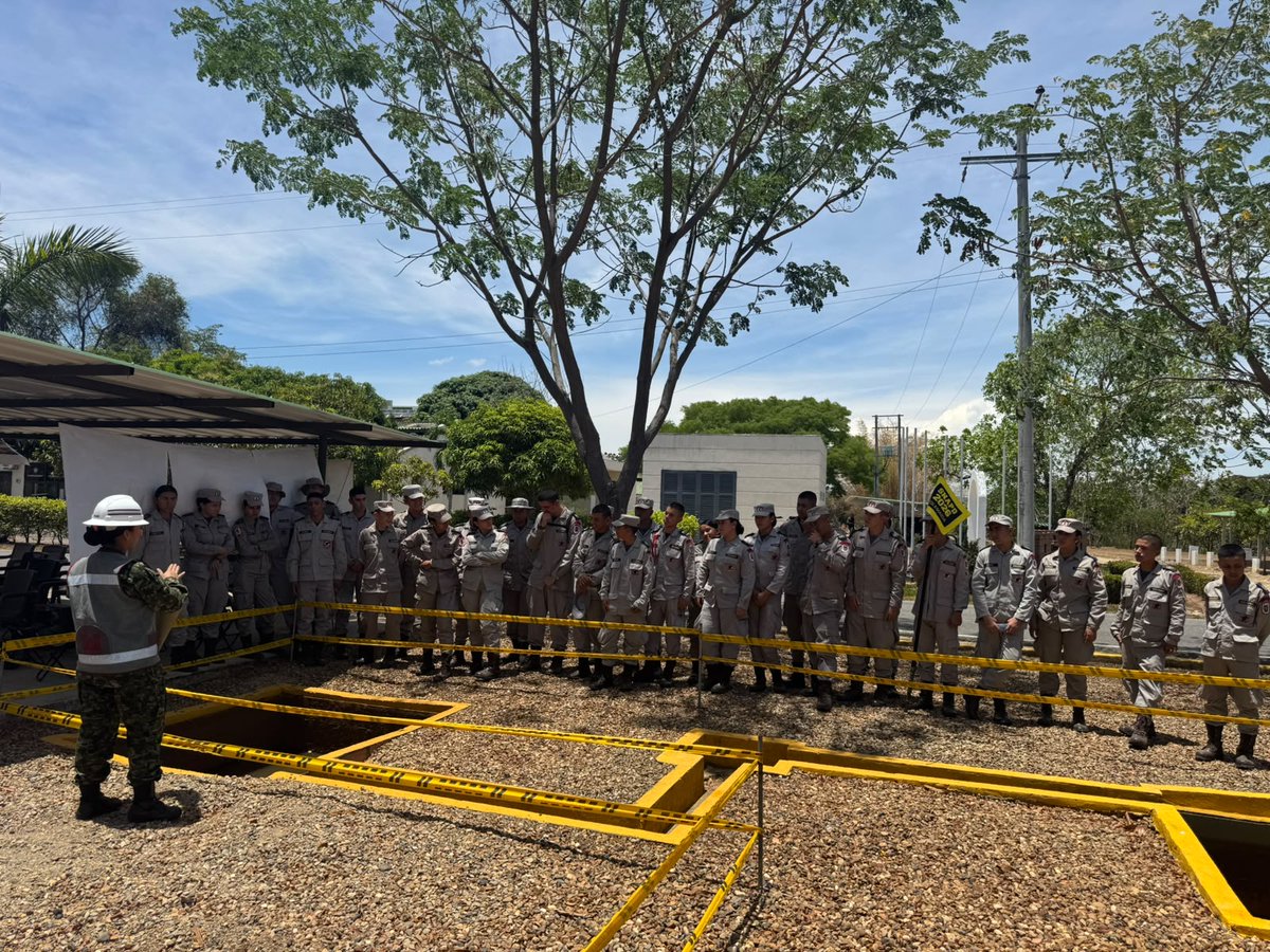 Ingenieros_EJC's tweet photo. BRING I En el Batallón de Ingenieros de Operaciones Especiales N.° 90, estudiantes del Colegio Militar Inocencio Chincá participaron en una jornada de capacitación que les permitió conocer de cerca las capacidades, especialidades y labores que desarrollan nuestros #IngenierosMilitares.

A través de espacios de aprendizaje y orientación, los jóvenes se acercaron al trabajo de nuestros hombres y mujeres, comprendiendo cómo sus capacidades contribuyen a la seguridad, el desarrollo y el bienestar de los colombianos.

#PatriaHonorLealtad