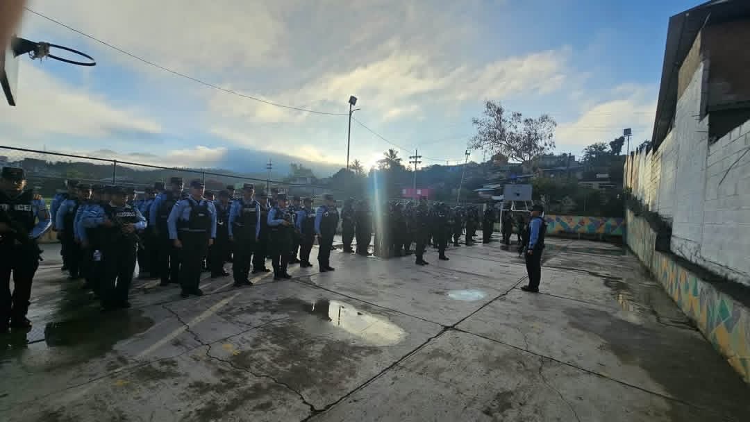 umep_4's tweet photo. 🚔👮🏻‍♂️ 𝙐𝙈𝙀𝙋-4 𝙍𝙀𝙁𝙐𝙀𝙍𝙕𝘼 𝙋𝙍𝙀𝙎𝙀𝙉𝘾𝙄𝘼 𝙋𝙊𝙇𝙄𝘾𝙄𝘼𝙇 𝙀𝙉 𝙑𝙄𝙇𝙇𝘼 𝙉𝙐𝙀𝙑𝘼

La Policía Nacional mantiene una presencia activa en la colonia Villa Nueva y sectores aledaños, mediante saturaciones, patrullajes y acciones preventivas.
@PoliciaHonduras https://t.co/XA4Besegbo