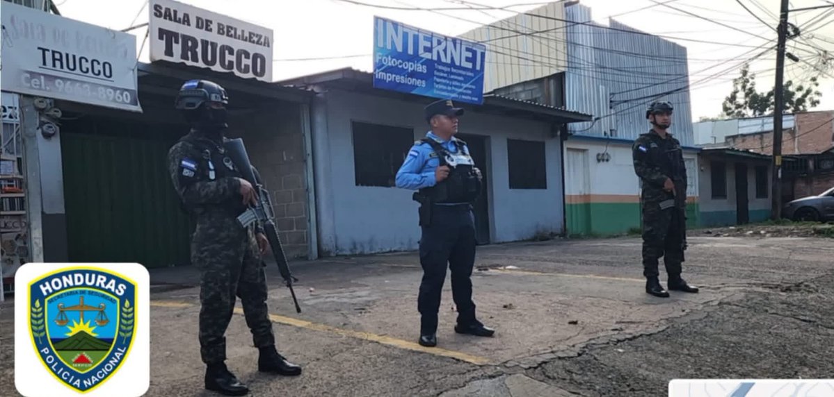 umep_4's tweet photo. 🚔👮🏻‍♂️ 𝙐𝙈𝙀𝙋-4 𝙍𝙀𝙁𝙐𝙀𝙍𝙕𝘼 𝙋𝙍𝙀𝙎𝙀𝙉𝘾𝙄𝘼 𝙋𝙊𝙇𝙄𝘾𝙄𝘼𝙇 𝙀𝙉 𝙑𝙄𝙇𝙇𝘼 𝙉𝙐𝙀𝙑𝘼

La Policía Nacional mantiene una presencia activa en la colonia Villa Nueva y sectores aledaños, mediante saturaciones, patrullajes y acciones preventivas.
@PoliciaHonduras https://t.co/XA4Besegbo