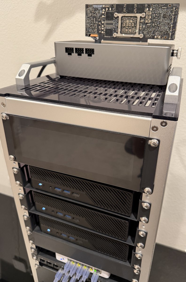 lamw's tweet photo. [🆕] - VCF 9.1.1 - OCuLink External Graphics (eGPU) Dock with integrated PSU for GPU Passthrough with VKS https://t.co/vBp0hI5u1q

#VCF911 💪🤖🧠 https://t.co/kWNOCUb7dI