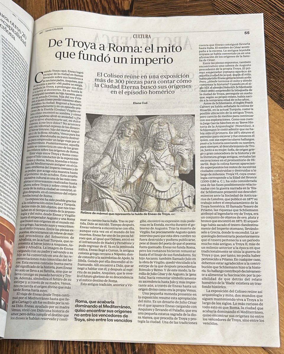 ElenaCue_dc's tweet photo. Mi artículo de hoy en el Periódico ABC: “De Troya a Roma: el mito que fundó un imperio”. 
https://t.co/7MF35K94bc
Cuando Troya cayó, Eneas logró escapar de la ciudad en llamas llevando sobre sus hombros a su anciano padre, Anquises, que se resistía a partir: “Mi padre se niega, asolada ya Troya, a prolongar sus días y a sufrir el destierro”. En su huida le acompañó también su hijo Ascanio, pero no su amada Creúsa, hija del rey Príamo, a quien Eneas perdió mientras abandonaban la ciudad. Regresó a buscarla desesperadamente y, en un episodio precioso de la Eneida (Gredos) Virgilio relata cómo encontró su sombra, y cómo con sus palabras alivió su ansiedad: “¿De qué te sirve abandonarte así, mi dulce esposo, a ese loco dolor? No acontece esto sin voluntad expresa de los dioses.” 📌