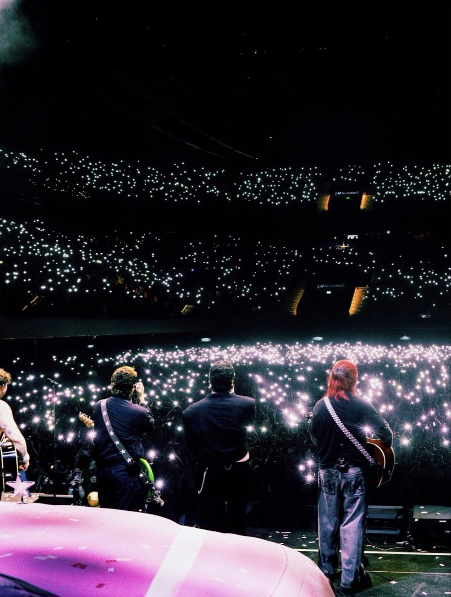 juuusgfg's tweet photo. es increíble como seguimos teniendo más fotos de argentina porfavor vuelvan nosotros también los extrañamos @5SOS ☹️☹️ https://t.co/4pShDKxwyM