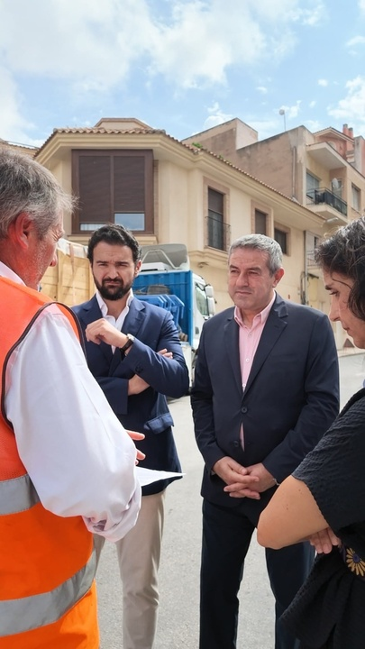regiondemurcia's tweet photo. 🚧El Gobierno regional invierte 344.000 euros en la mejora de la red de saneamiento de #LaUnión.

👷🏽‍♂️👷🏽‍♀️El consejero de Agricultura destaca la renovación de 600 metros de conducciones con el uso de una tecnología sin zanja que reduce tiempos y molestias a los vecinos.

💰La inversión acumulada del Ejecutivo autonómico en el municipio en renovación de redes alcanza los 1,3 kilómetros y una inversión de 722.000 euros desde 2024.

📰Noticia: https://t.co/ScF5dIWyET