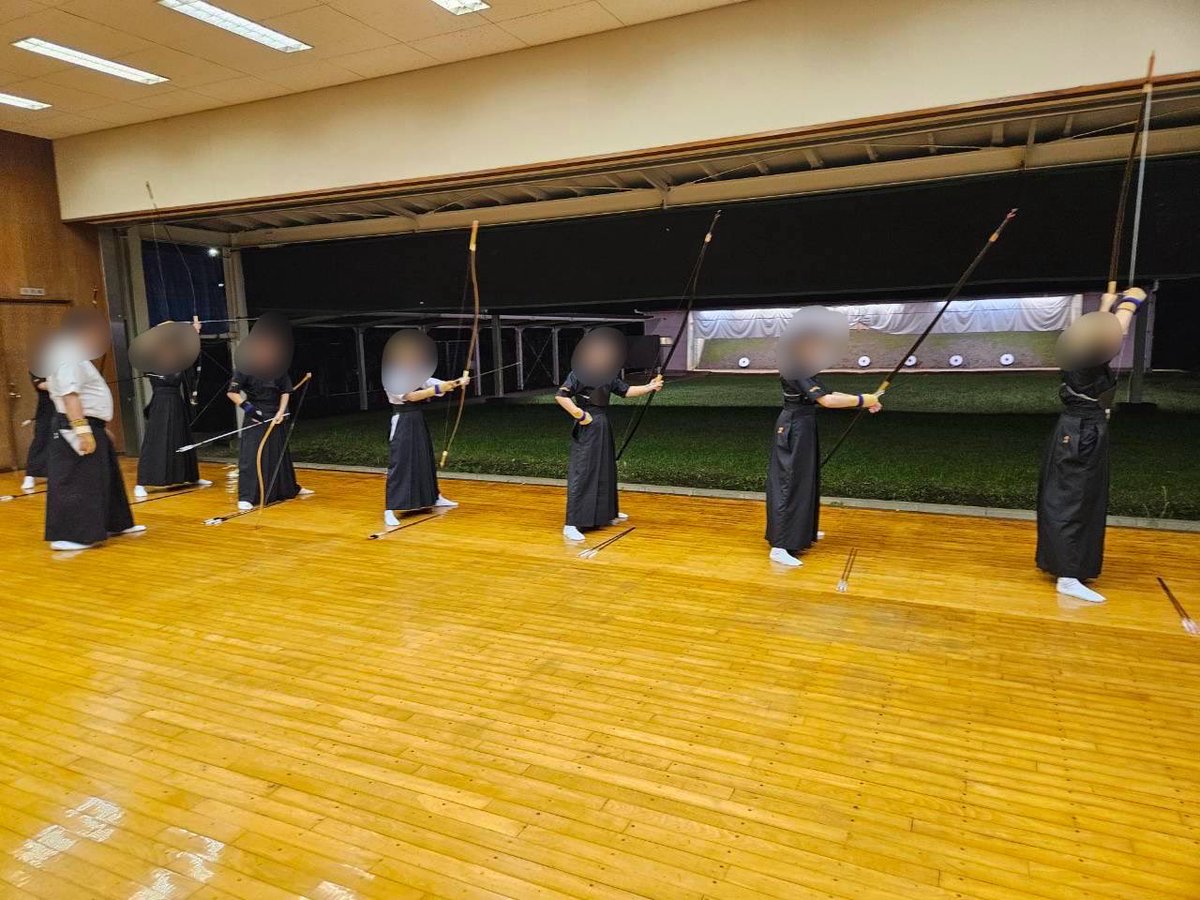 CGU_kyudo_team's tweet photo. 10月1日(木)は練習でした。
皆、一本一本しっかりと丁寧に引けていました！
日曜日に男女両方ともリーグ戦があるので頑張ります！
#弓道
#中央学院大学
#CGU https://t.co/PzrsRjvDuN