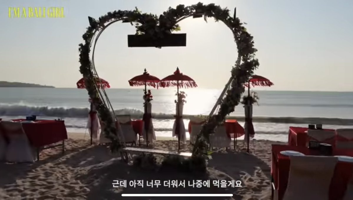 NayAna_H2H's tweet photo. 하츠투하츠 in Bali

가족이랑 같이 밥 먹으러 온 식당이
알고 보니 카르멘이 브이로그에서 갔던 곳이었어~ 😳🩷

완전 럭키☺️🍀~~~ https://t.co/XCBBO0POHD