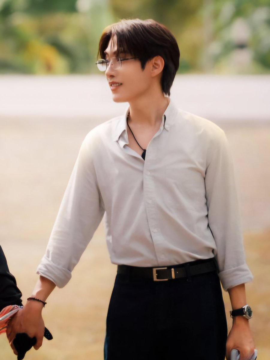 babybentenzly's tweet photo. ชอบมาก บ่งบอกตัวตนของเจตนา และชาญวิทย์ คนนึงลูกสส. เศรษฐีอุบล ก็ใส่เสื้อปุ๋ย คาดผมโก๊ะ ๆ พาดผ้าขาวม้า 
อีกคนเนิร์ดจิตวิทยา ใส่เสื้อเชิ้ต ทับกางเกงเข็มขัดถือกระเป๋าลาก 
โคสจะชาญเจต คิดถึงมากกกก ㅜㅡㅜ 💘 https://t.co/IlOxN5Ahti