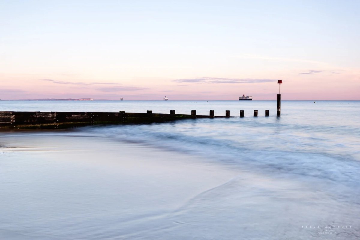 moomelissa1's tweet photo. Glorious Sunset. Processed in Adobe Lightroom. Ocean liners parked off Dorset during the pandemic in 2020. Technical details

Exposure 2 seconds @ F13 ISO 100
Canon EOS 60d
Sigma 10-20mm at 20mm

Manfrotto 190 XDB tripod
Hahnel Remote Capture https://t.co/lbAdyGQHDk