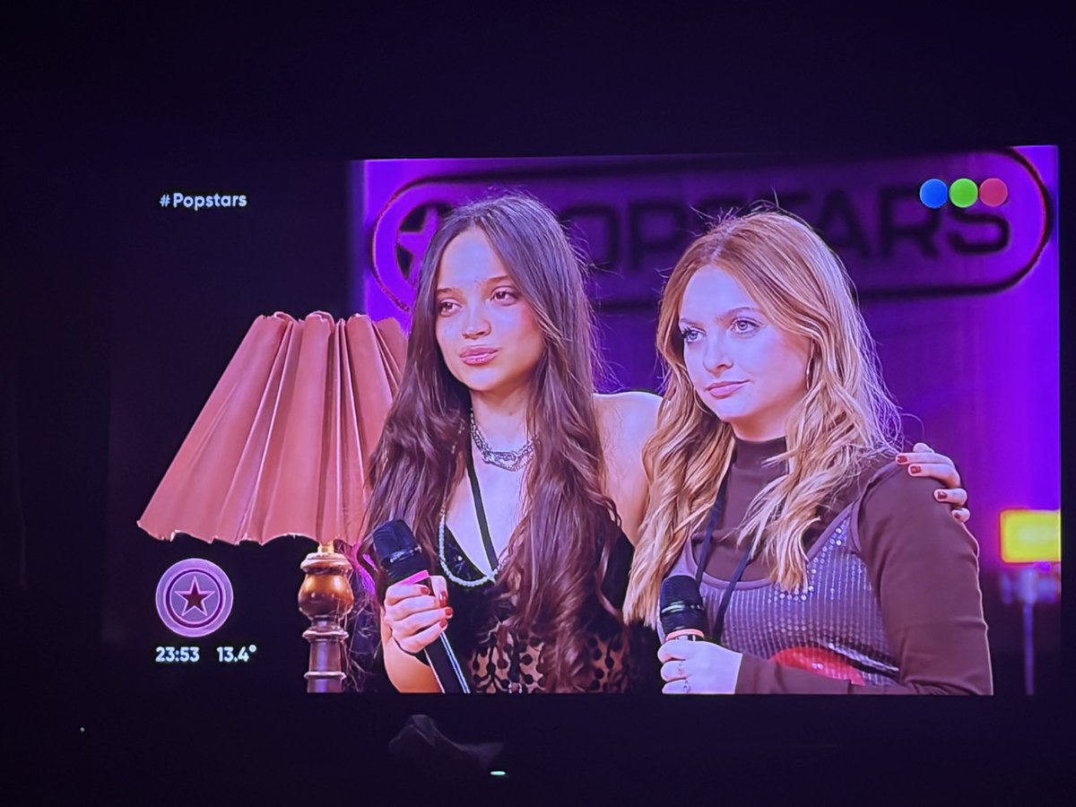 Flordelav's tweet photo. Por un olvido de letra, Avril quedó eliminada de #Popstars. 💔
Subió al escenario con el vestido de su mamá como amuleto, pero esta vez no alcanzó. Qué duro cuando un error termina pesando más que todo el talento y el camino recorrido.
¡A seguir, Avril! Esto recién empieza. ✨ https://t.co/FpEJqvFTXY