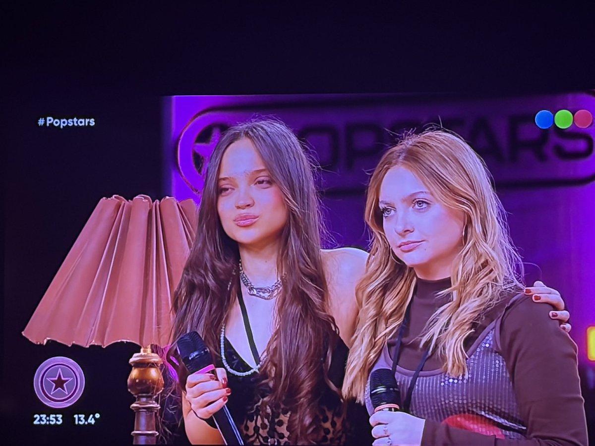 Flordelav's tweet photo. Por un olvido de letra, Avril quedó eliminada de #Popstars. 💔
Subió al escenario con el vestido de su mamá como amuleto, pero esta vez no alcanzó. Qué duro cuando un error termina pesando más que todo el talento y el camino recorrido.
¡A seguir, Avril! Esto recién empieza. ✨ https://t.co/FpEJqvFTXY