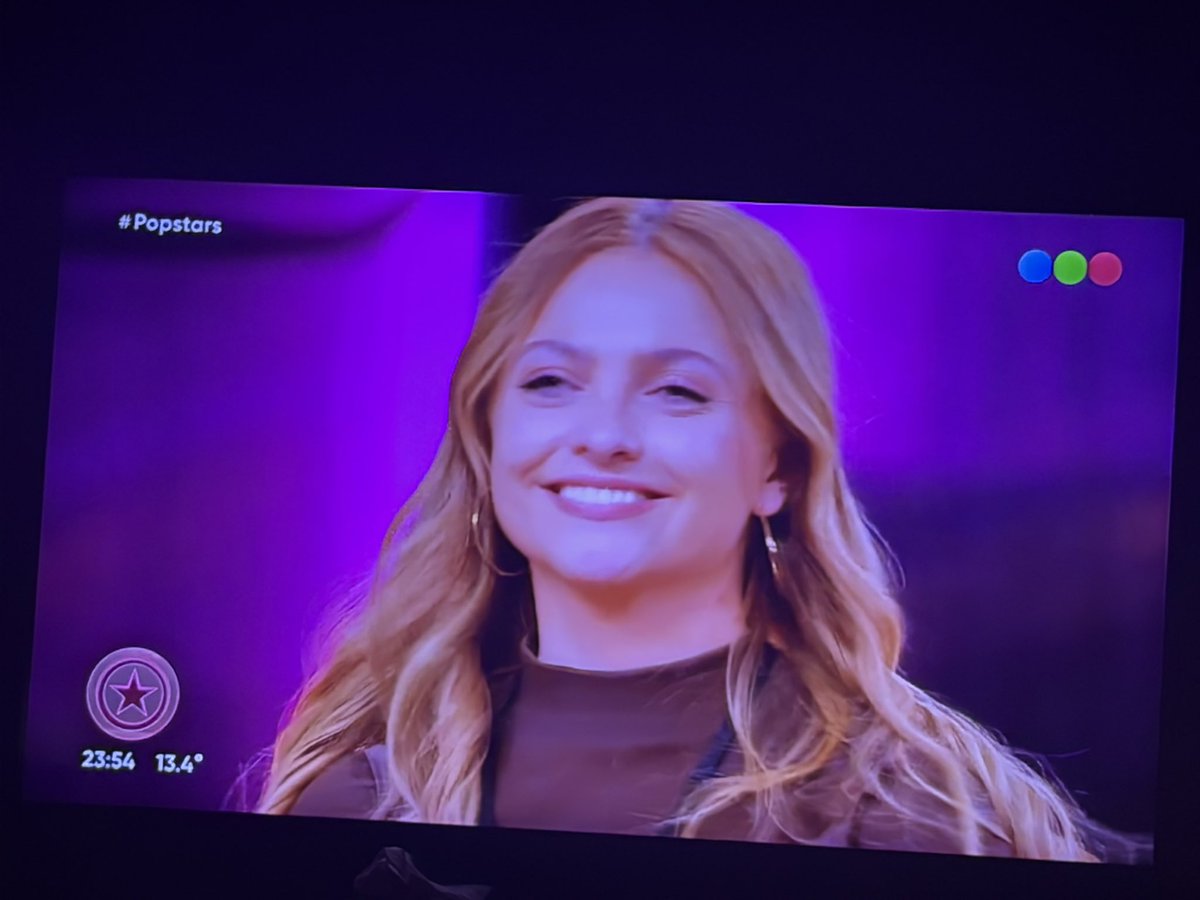 Flordelav's tweet photo. Por un olvido de letra, Avril quedó eliminada de #Popstars. 💔
Subió al escenario con el vestido de su mamá como amuleto, pero esta vez no alcanzó. Qué duro cuando un error termina pesando más que todo el talento y el camino recorrido.
¡A seguir, Avril! Esto recién empieza. ✨ https://t.co/FpEJqvFTXY