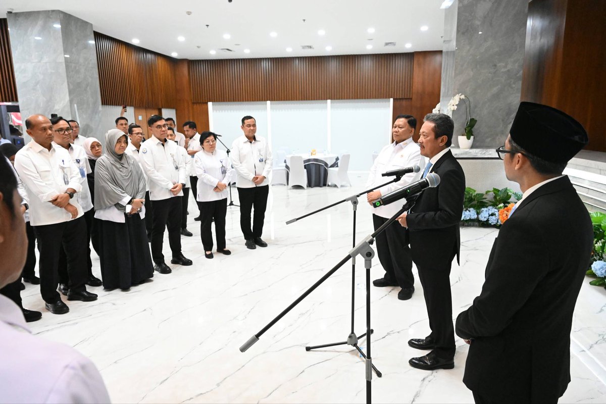 saktitrenggono's tweet photo. Sore ini menyambut kehadiran sekaligus memperkenalkan Bapak Irwan Meilano sebagai Wakil Menteri Kelautan dan Perikanan, ke Pak Wamen Didit Herdiawan dan teman-teman Eselon I dan II Lingkup KKP di Gedung Mina Bahari I, Jakarta Pusat, Kamis (1/10). https://t.co/HYJz589A1d