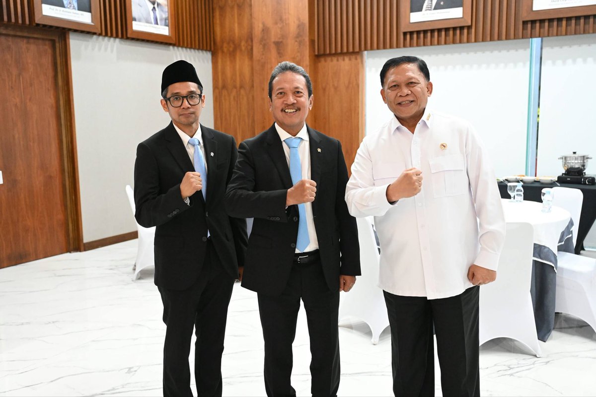 saktitrenggono's tweet photo. Sore ini menyambut kehadiran sekaligus memperkenalkan Bapak Irwan Meilano sebagai Wakil Menteri Kelautan dan Perikanan, ke Pak Wamen Didit Herdiawan dan teman-teman Eselon I dan II Lingkup KKP di Gedung Mina Bahari I, Jakarta Pusat, Kamis (1/10). https://t.co/HYJz589A1d