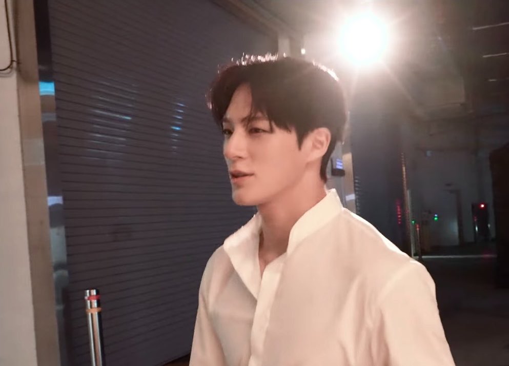 jungshasa's tweet photo. LEE JENO + WHITE SHIRT https://t.co/HGsWtY1UhT
