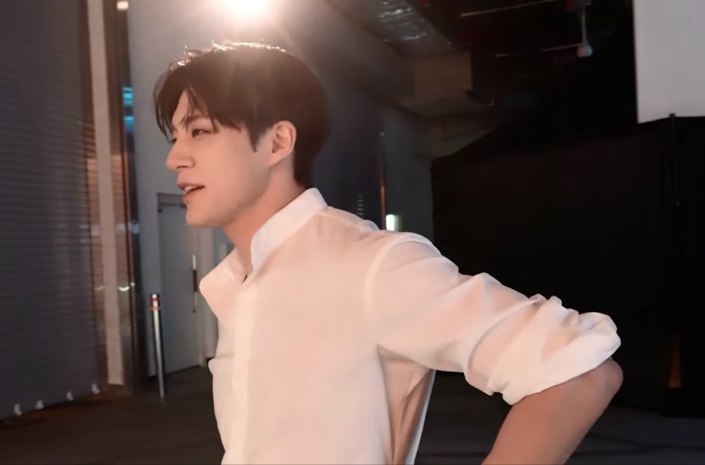 jungshasa's tweet photo. LEE JENO + WHITE SHIRT https://t.co/HGsWtY1UhT