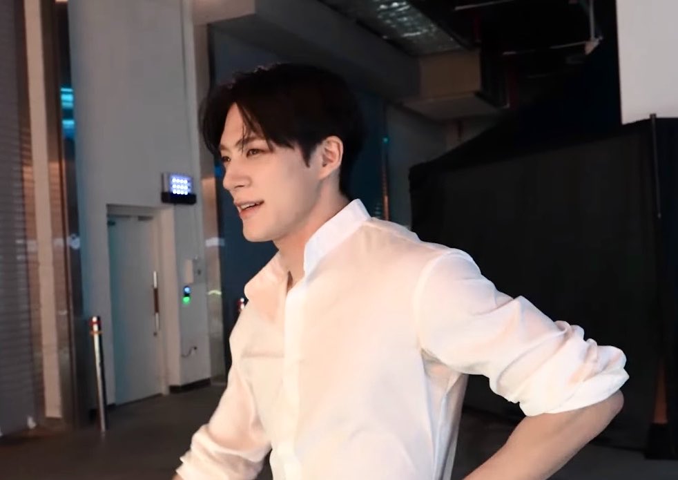 jungshasa's tweet photo. LEE JENO + WHITE SHIRT https://t.co/HGsWtY1UhT