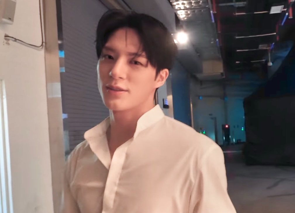 jungshasa's tweet photo. LEE JENO + WHITE SHIRT https://t.co/HGsWtY1UhT