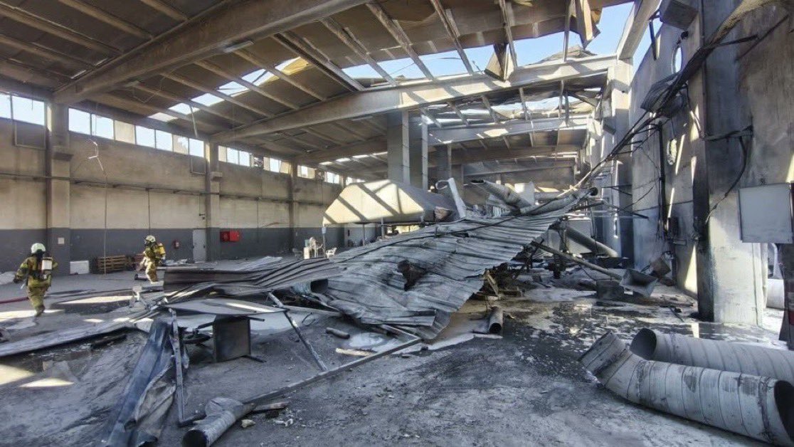 ToplumsalMht220's tweet photo. İzmir’in Torbalı ilçesinde bulunan bir metal fabrikasında patlama meydana geldi.

Patlamada 3’ü ağır olmak üzere 7 işçi yaralandı.

(Umut Taştan) https://t.co/o1A5b2lF38