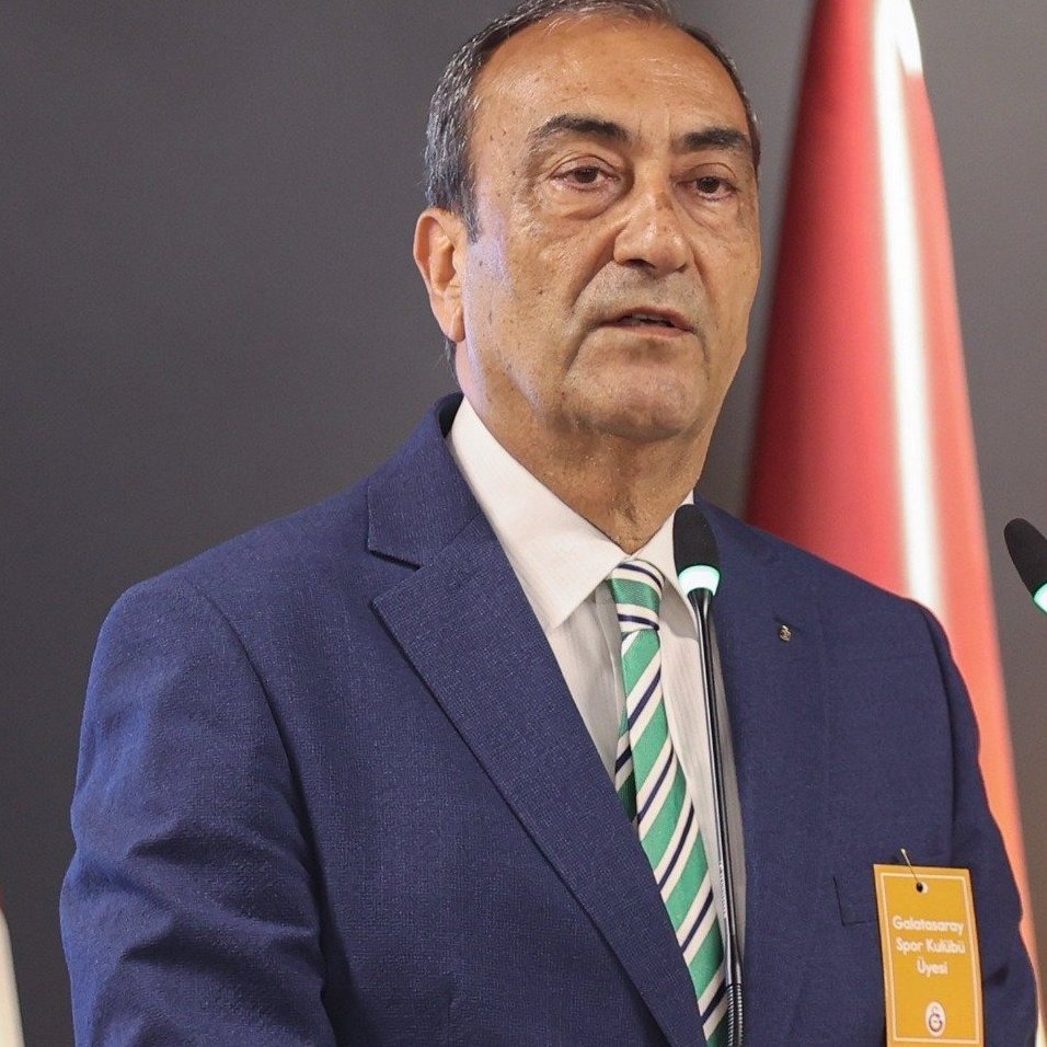 gibbybaris's tweet photo. 🎙️ Mehmet Cibara, kaptan İlkin Aydın'ın sözleşme yenileme süreci sorulduğunda:

Kontratın gecikmesini soruyorsun sanırım. O tamamen... Bu konu da özel bir konu olduğu için; menajerinin, ailesinden birinin sağlık sorunu dolayısıyla 2 kere ertelendi. Başka hiçbir sebebi yok. Bunu menajerine de sorabilirsiniz, İlkin'e de sorabilirsiniz.   

Kaptan hiçbir yere gidemez zaten. Önümüzdeki sene de kalacak, ondan sonraki sene de kalacak. Yani şimdi böyle bir karakterli, böyle bir iyi oyuncumuz, böyle bir smaçörümüz varken niye ben değiştireyim? Niye geciktireyim? Niye tehlikeye atayım?   

Tamamen sağlık sorunlarıyla ilgili, başka hiçbir şeyi yok.

📺 @canbedell x Eski Açık