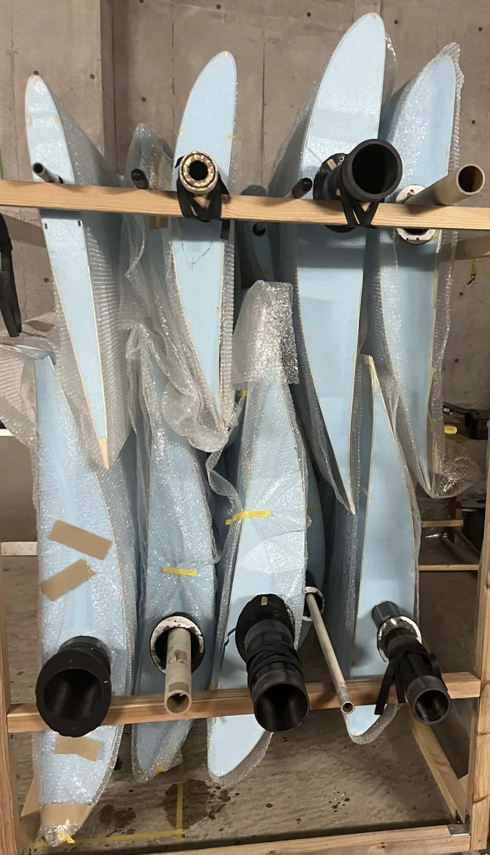enbifuraii's tweet photo. というわけで自分が制作に携わった空猿25•26代機の運用が終わりました！
琵琶湖では飛べませんでしたが、こうして形になっただけで凄い価値のある活動だったなと感じてます。みんな一年半本当に頑張った！お疲れ様でした！👏👏👏
これからの空猿に幸あれ〜
(ここに翼班の成長も載せておきます↓) https://t.co/an9nvnp1gQ