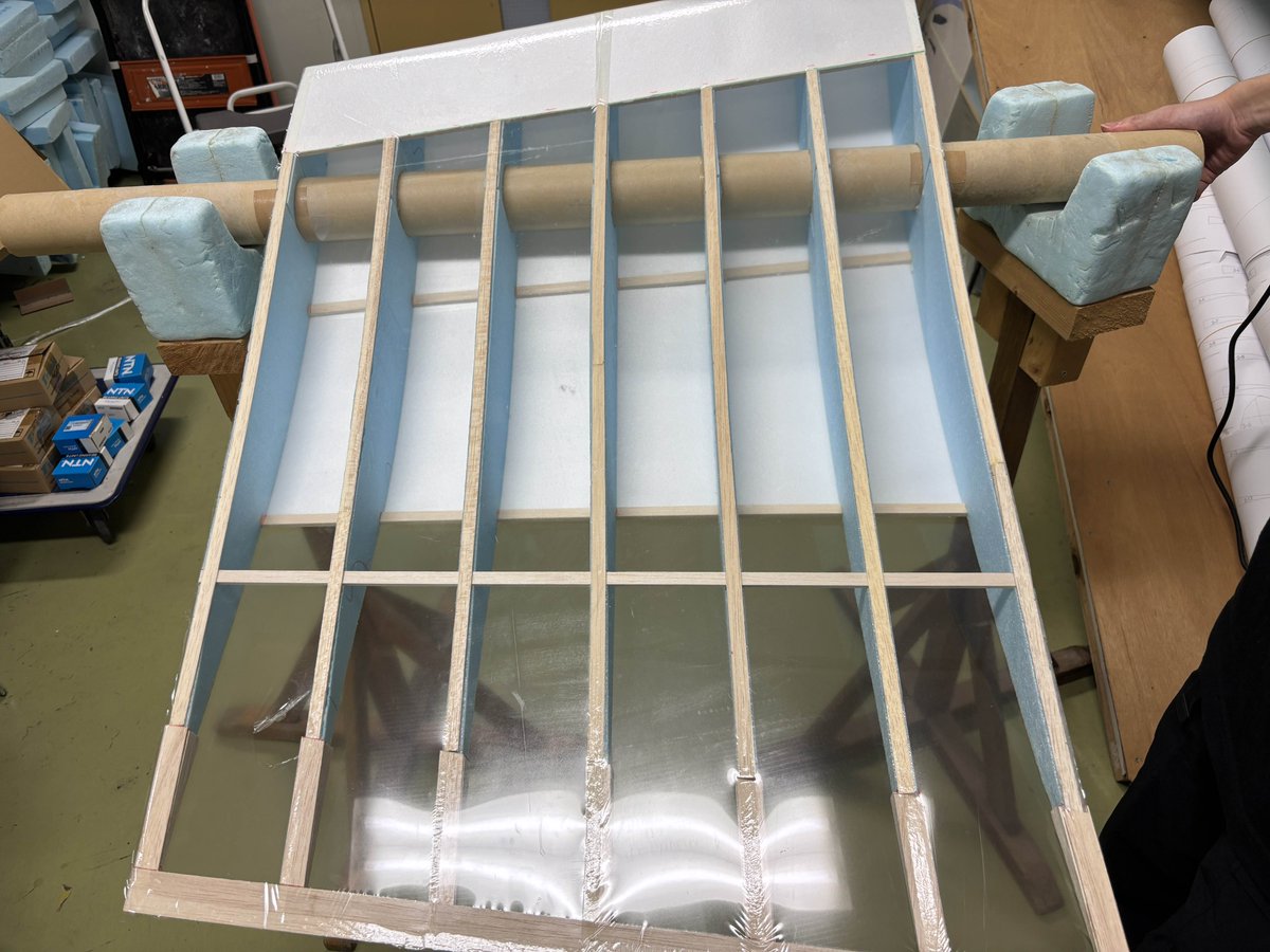 enbifuraii's tweet photo. というわけで自分が制作に携わった空猿25•26代機の運用が終わりました！
琵琶湖では飛べませんでしたが、こうして形になっただけで凄い価値のある活動だったなと感じてます。みんな一年半本当に頑張った！お疲れ様でした！👏👏👏
これからの空猿に幸あれ〜
(ここに翼班の成長も載せておきます↓) https://t.co/an9nvnp1gQ