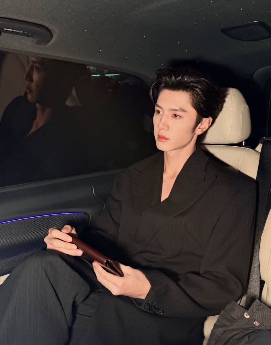 FashionistD's tweet photo. #CHENZHEYUAN nailed it with YSL https://t.co/9i1eDJSqAU