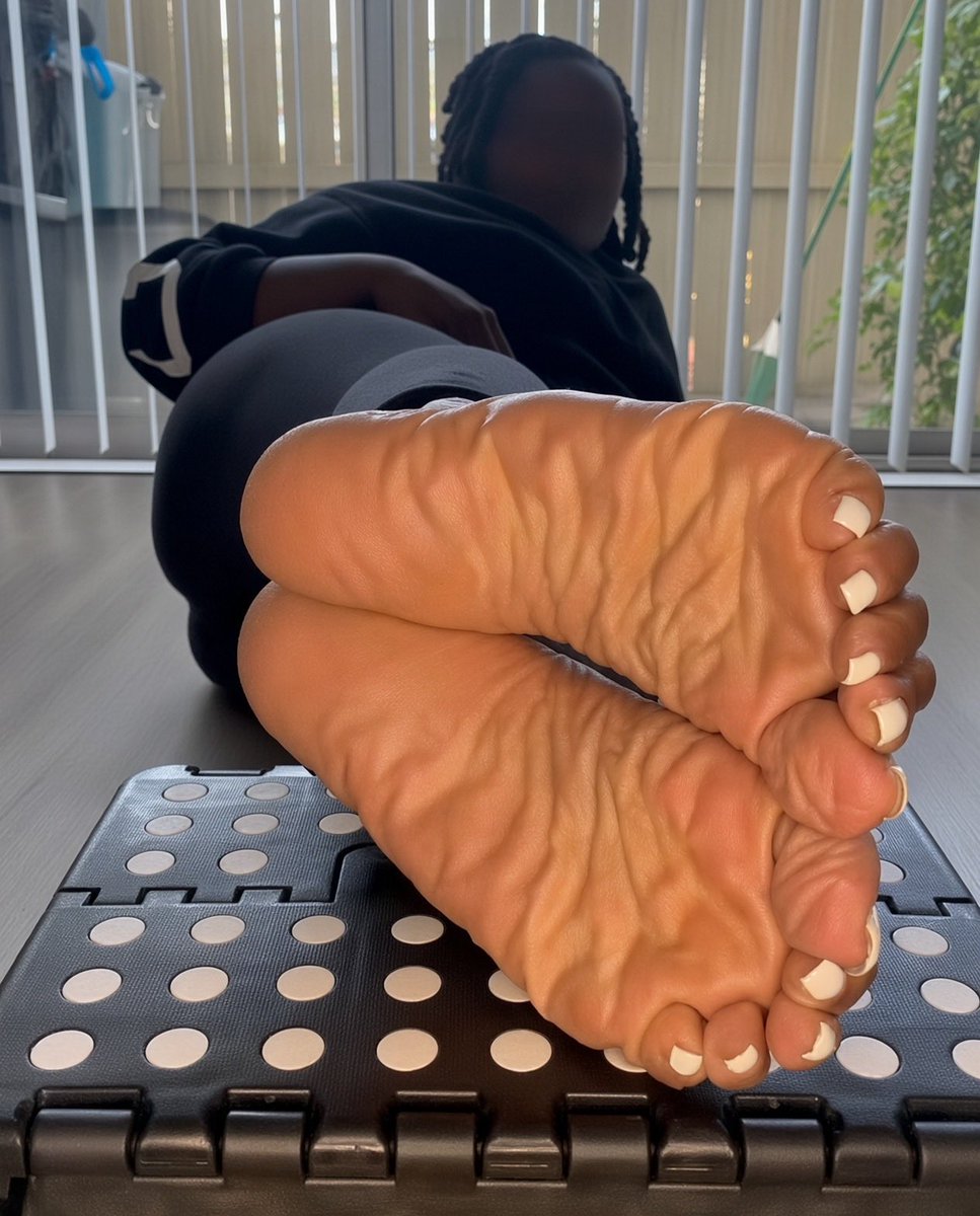 theSoleVerse's tweet photo. splashing pads

@GoddezzOfSolez https://t.co/N2NwarPiJR
