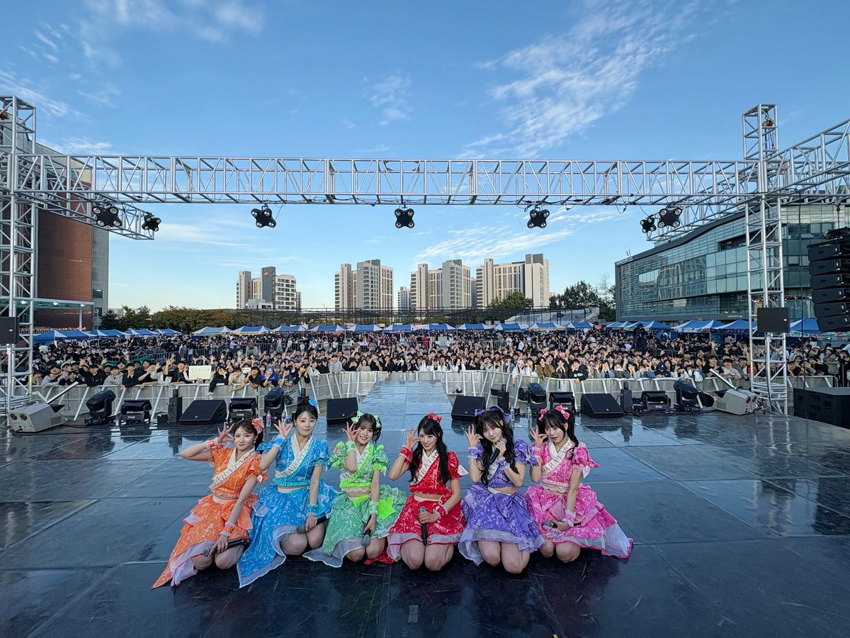 mabataki_info's tweet photo. 『　安養(アニャン)大学 学園祭　』
ありがとうございました👀‼️‼️

日本から来てくれたEye'sの
皆さん、初めて見てくれた安養大学の皆さん、ありがとうございました❣️

【セットリスト】
・ぼんぼんぼんじょび
・Decorate(KOR ver.)
・想像プラス/LABOUM(カバー)
・Mr.Chu/Apink(カバー)
・サメ
・キミすきちゅーニング(KOR.ver)

そしてなんと…夜にもう一回サプライズ出演‼️
「キミすきちゅーニング」を追加披露させていただきました💞✨️

┈┈┈┈┈┈┈┈┈┈

일본에서 와주신 Eye’s 여러분,
처음으로 저희를 만나주신 안양대학교 여러분,
정말 감사했습니다‼️

그리고 무려… 밤에 깜짝 서프라이즈로
『네가 좋아 튜닝중』 을 한 번 더
추가로 선보일 수 있었습니다💞✨️

┈┈┈┈┈┈┈┈┈┈
【次回は土曜!"全員無銭ライブ瞬息🏃🏻‍♀️‍➡️"】
ご新規様、予約なしで入場できるイベントですっ❤️‍🔥(1D代現金¥600必須)

✨️🇹🇼瞬きちゃんが選んだ台湾お土産抽選あり🎁✨️
ライブは12:20~🎤
お楽しみに〜❤️🩵🧡💚🩷💜

#瞬きもせず