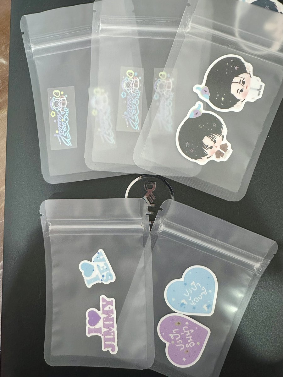 GiftzaGiftzy's tweet photo. สำหรับคัยที่ไม่ได้เข็มกลัดกับ Cup Sleeve ไม่ต้องเสียใจน๊าาาา 
🌟รี+เฟบไว้ เจอตัวเค้าสะกิดรับ Giveaway ได้เลยนะ สุ่มๆ คนละชิ้น  เจอกันวันที่ 4 นะทุกคน💜🩵💚 #GMMTVFANIVAL2026HappyFamily #JimmySea #Tiny #ChaoTay #งั่มงั่ม https://t.co/YmtBeN8STt