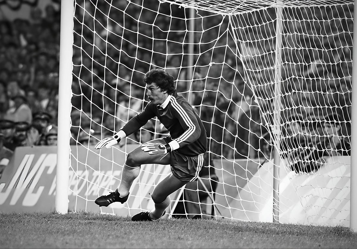 False9Theory's tweet photo. Steaua keeper Helmuth Duckadam saved all 4 penalties against Barcelona in the 1986 European Cup final.

He went right three times and left once. Steaua won the shootout 2-0.

Has any goalkeeper had a better single shootout? https://t.co/7rSy2at6sW