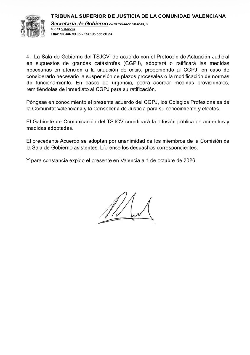Abogacia_es's tweet photo. ⚠️ Desde hace dos años, los Colegios de la Abogacía, los Consejos Autonómicos y Abogacía Española trabajan para que los compañeros y compañeras de la abogacía no tengan que poner en riesgo su seguridad para cumplir con sus obligaciones profesionales ante una situación de emergencia.

🤝 Ese trabajo y coordinación vuelven hoy a dar sus frutos: ante la alerta roja por lluvias en la Comunidad Valenciana, el TSJCV ha acordado que no existe obligación de desplazarse a las sedes judiciales cuando hacerlo suponga una dificultad o un riesgo.

Bastará una simple comunicación al órgano judicial para justificar la imposibilidad de desplazarse y la suspensión de la actuación. Seguimos trabajando para que ejercer el derecho de defensa nunca implique poner en riesgo la seguridad de quienes lo hacen posible.