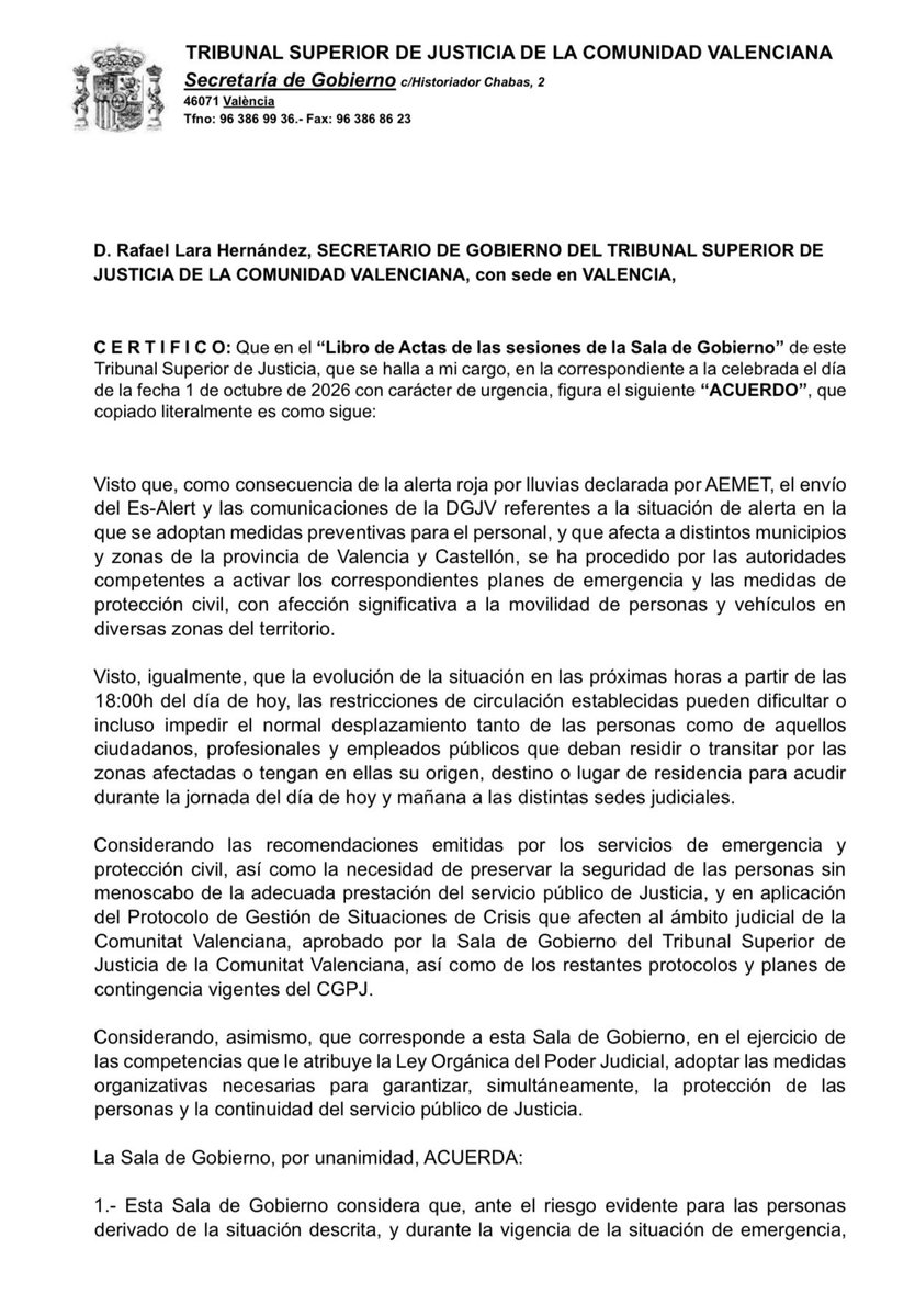 Abogacia_es's tweet photo. ⚠️ Desde hace dos años, los Colegios de la Abogacía, los Consejos Autonómicos y Abogacía Española trabajan para que los compañeros y compañeras de la abogacía no tengan que poner en riesgo su seguridad para cumplir con sus obligaciones profesionales ante una situación de emergencia.

🤝 Ese trabajo y coordinación vuelven hoy a dar sus frutos: ante la alerta roja por lluvias en la Comunidad Valenciana, el TSJCV ha acordado que no existe obligación de desplazarse a las sedes judiciales cuando hacerlo suponga una dificultad o un riesgo.

Bastará una simple comunicación al órgano judicial para justificar la imposibilidad de desplazarse y la suspensión de la actuación. Seguimos trabajando para que ejercer el derecho de defensa nunca implique poner en riesgo la seguridad de quienes lo hacen posible.