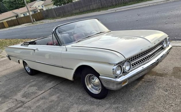 Sofiaol32's tweet photo. This is a prime example of a high-performance car from 1961: a Ford Galaxie convertible equipped with a 390-cubic-inch engine and a 4-speed transmission. https://t.co/lduD8fuAVL