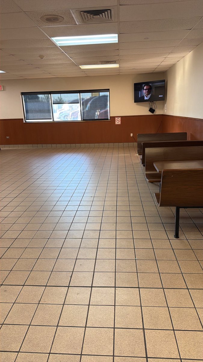poderpaisa's tweet photo. Not too many seats for drivers to enjoy a staying this location in franklin Ky. Not much for a driver appreciation https://t.co/yDcuAVistq