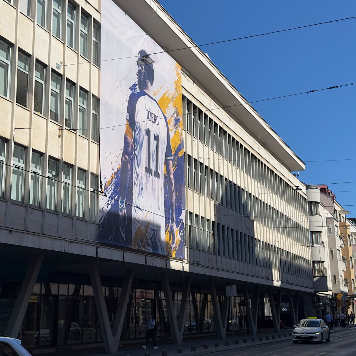 bpthaber's tweet photo. Edin Dzeko, yarın oynayacakları İsveç maçıyla milli takım kariyerini sonlandıracak.

— Bosna Hersek sokakları, Dzeko poster ve afişleriyle donatıldı. https://t.co/FMElFXa7yA