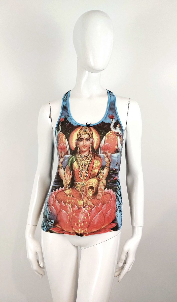 browngirlscene's tweet photo. lara has landed in paris for fashion week wearing the archival roberto cavalli lakshmi top ★ https://t.co/n2TyjlBj2f