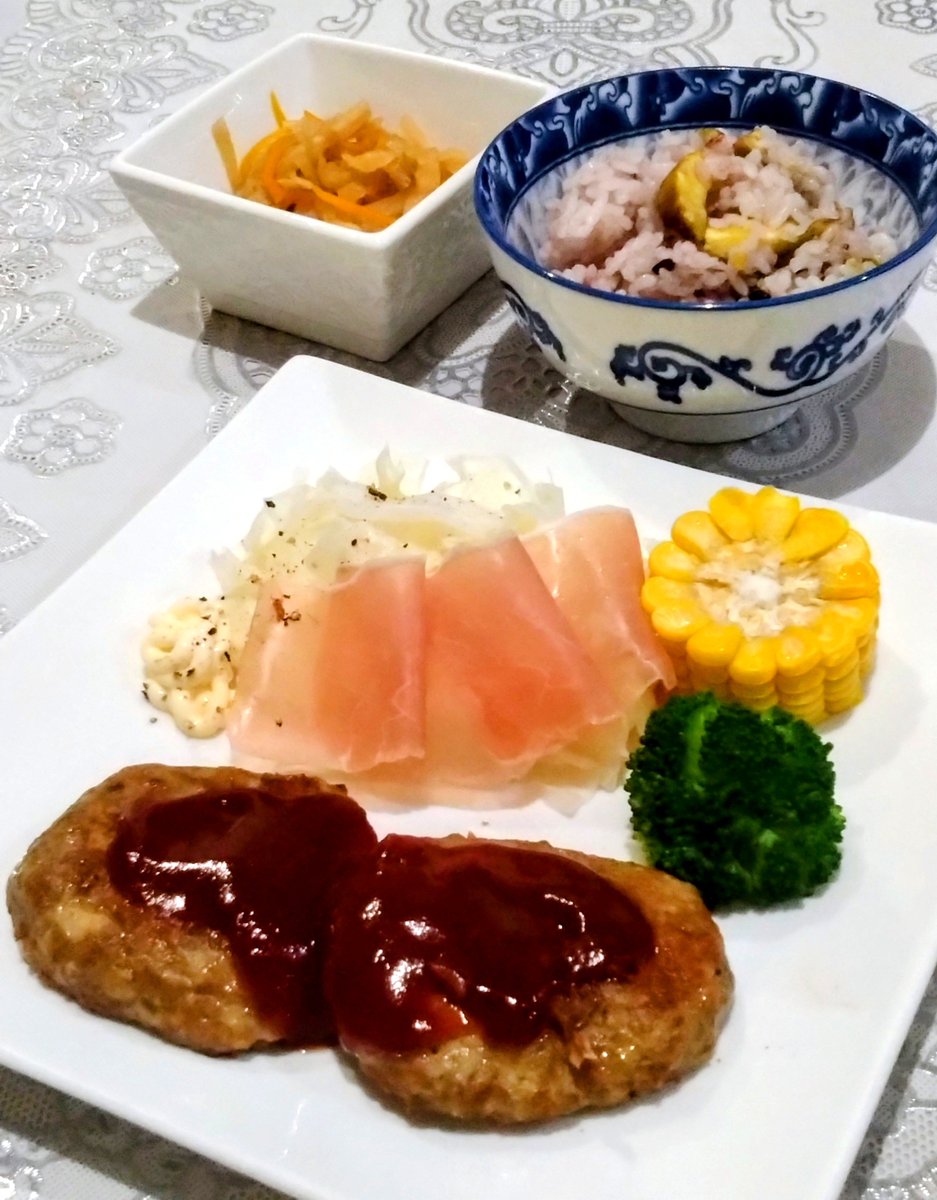 JJ9014meal's tweet photo. 🌙夜ご飯🌙
ハンバーグと栗ご飯と
切り干し大根

#おうちごはん https://t.co/BKPOwsFWd1