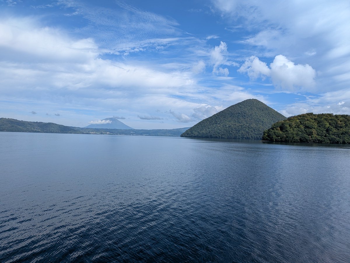 latina_sama's tweet photo. 洞爺湖に行きました！洞爺湖は、中央に島があるカルデラ湖です。
カルデラの語源はラテン語caldaria「鍋」で、カルデラ(caldera)はクラムチャウダーなどにある「チャウダー(chowder)」と同じ語源にさかのぼれます。 https://t.co/IoaE8ctJQc